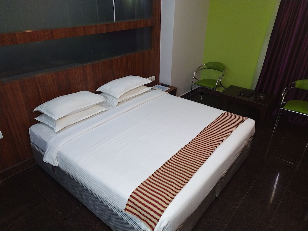 Executive Suite - Photo 9