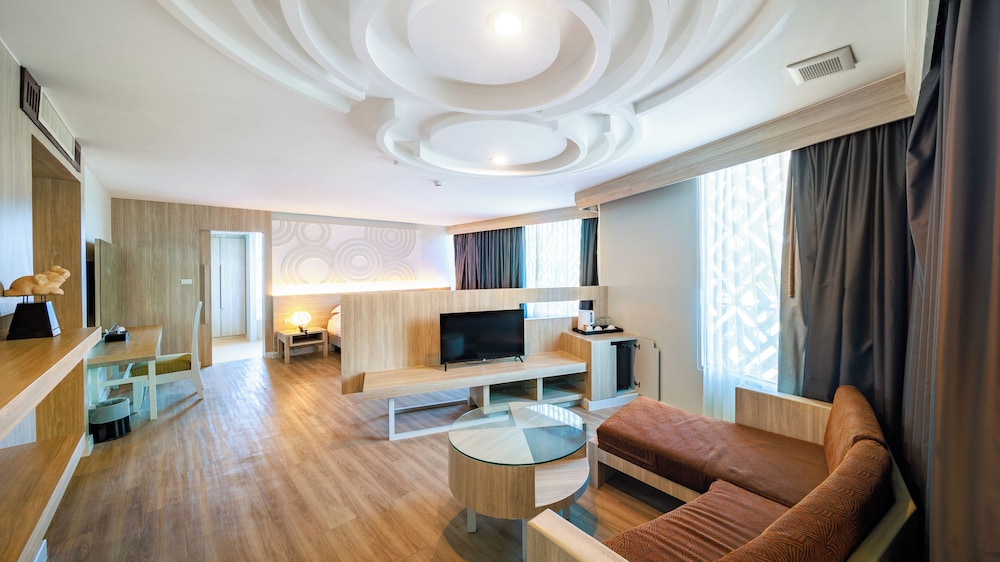 Suite, 1 King Bed, Non Smoking, City View - Photo 7