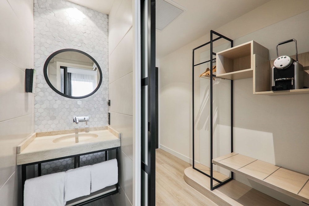 Standard Room, 2 Twin Beds - Photo 13