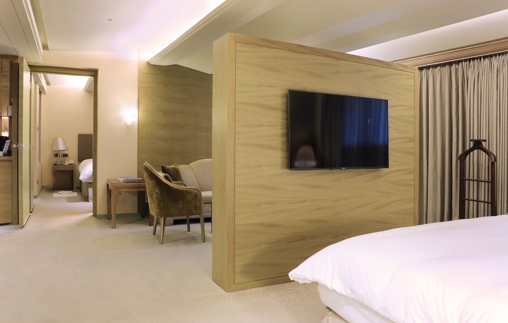 Family Room, Connecting Rooms