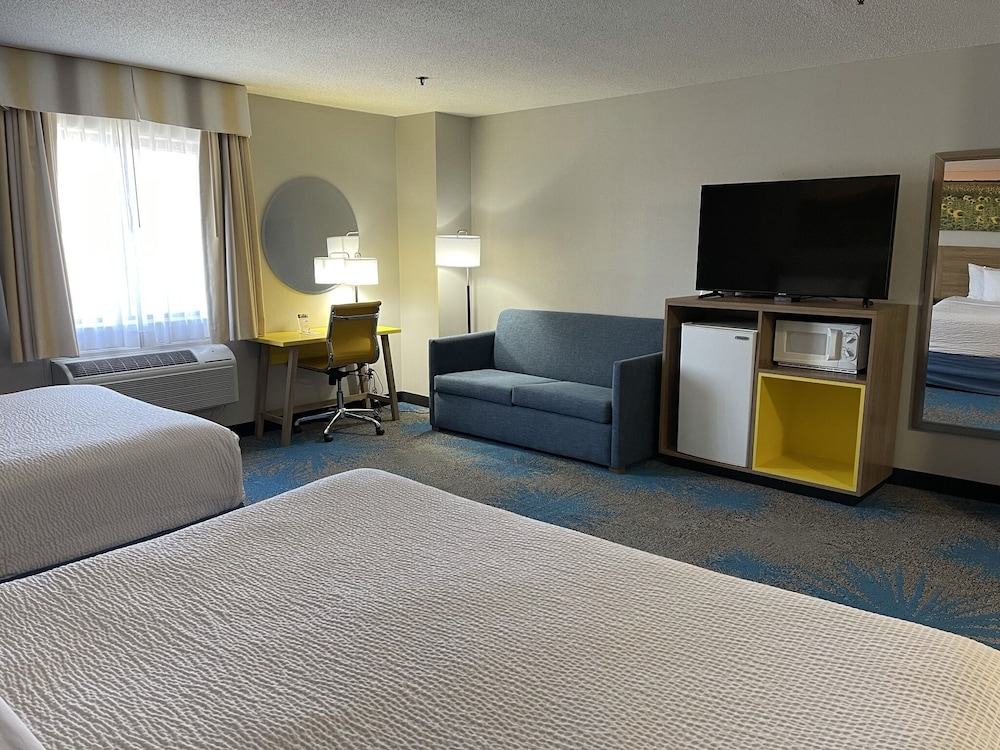 Suite, Non Smoking (king bed) - Photo 2