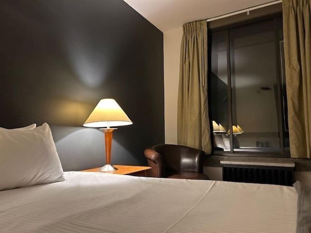 PET FRIENDLY-Standard Double Room, Accessible, Ensuite (Queen-Mountain View) photo 2