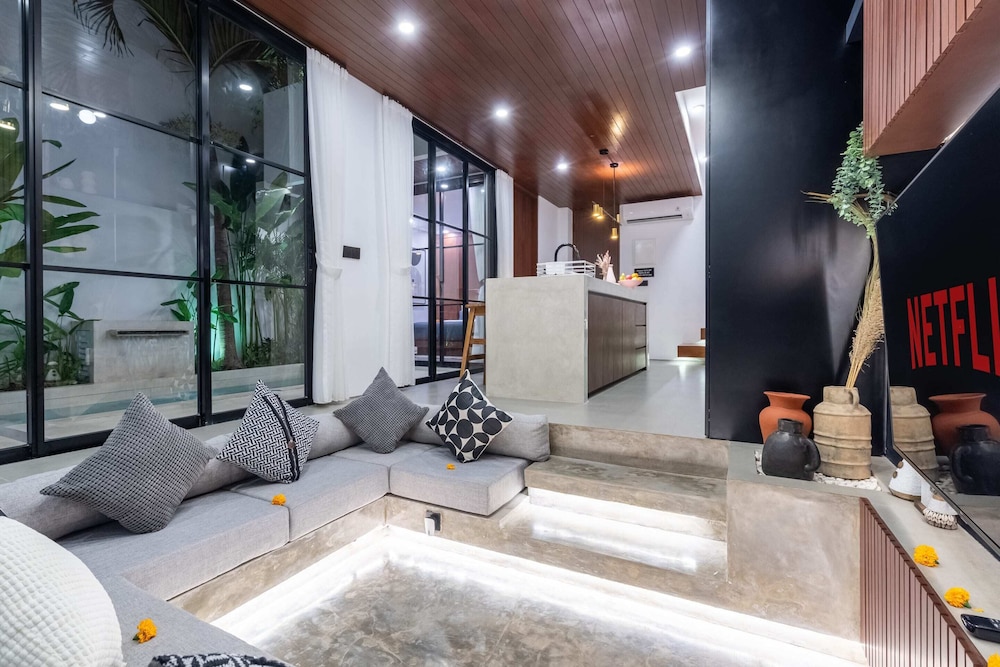Basic Villa photo 2