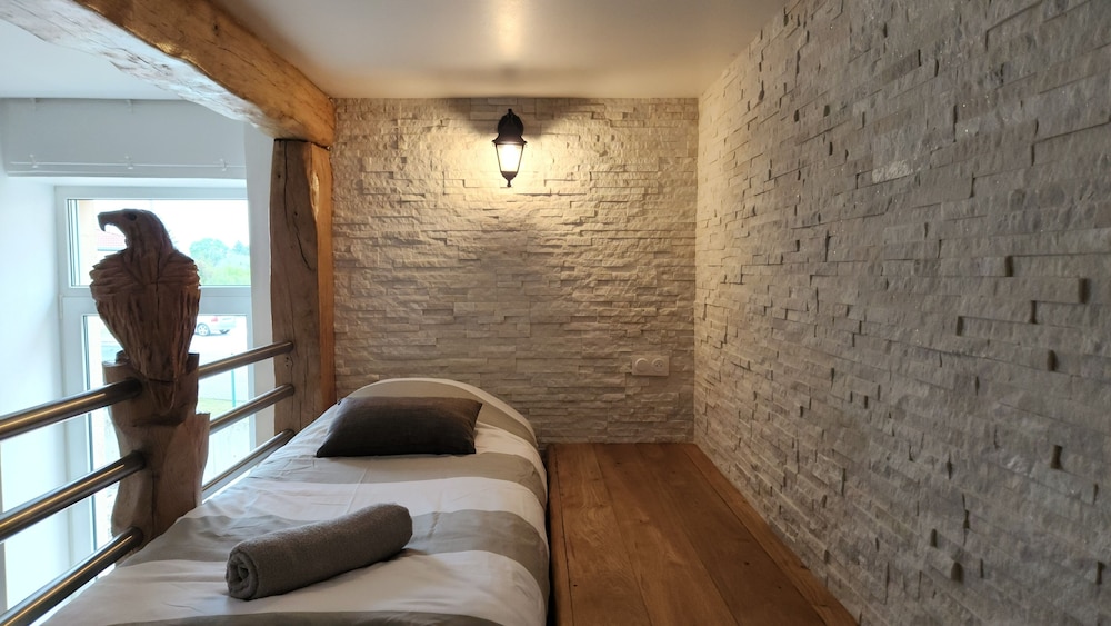 Unique Rustic Apartment - Photo 27