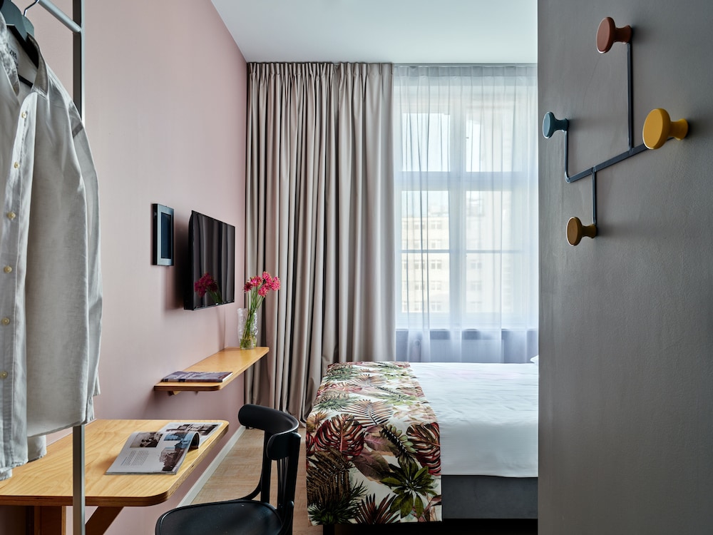 Standard Double Room - Photo 9