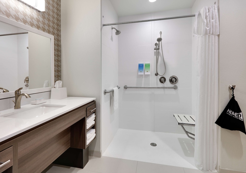 Studio, 2 Queen Beds, Accessible (Roll-In Shower) - Photo 6