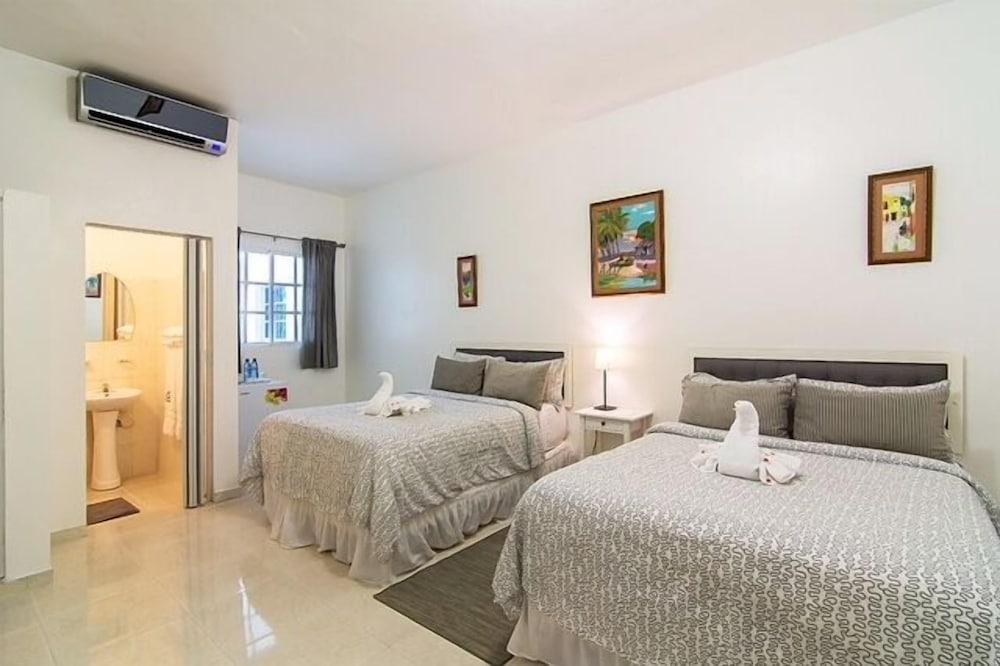 standard 2 double Beds photo 3