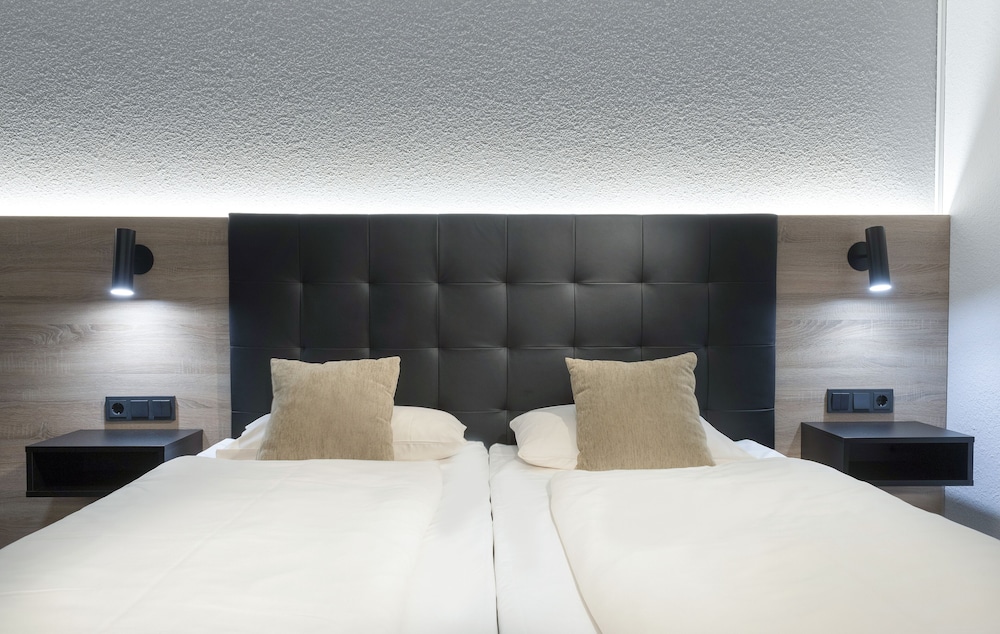 Standard Room, 1 Queen Bed - Photo 2