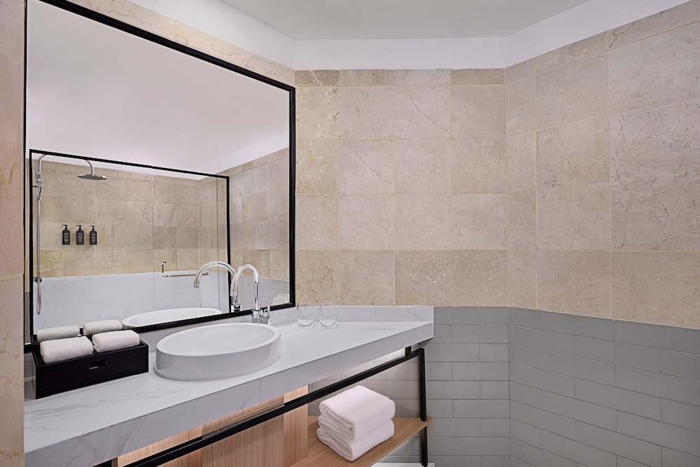 Suite, 1 Bedroom - Photo 14