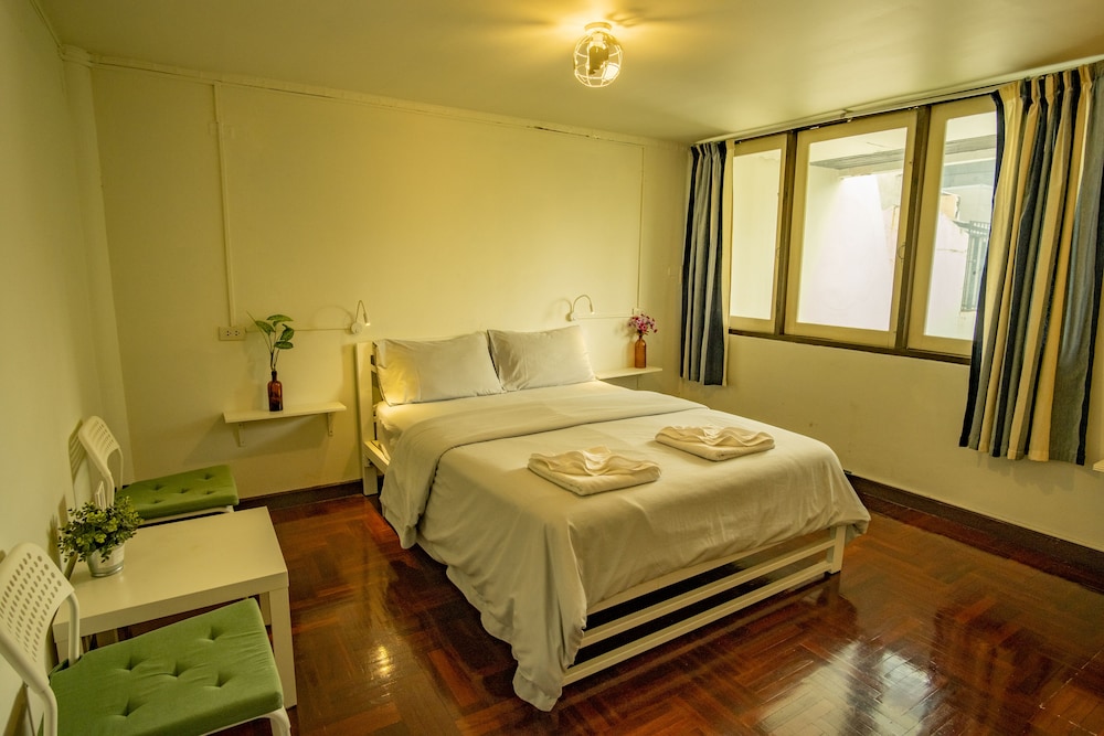 Standard Double Room, 1 Queen Bed, Shared Bathroom photo 2