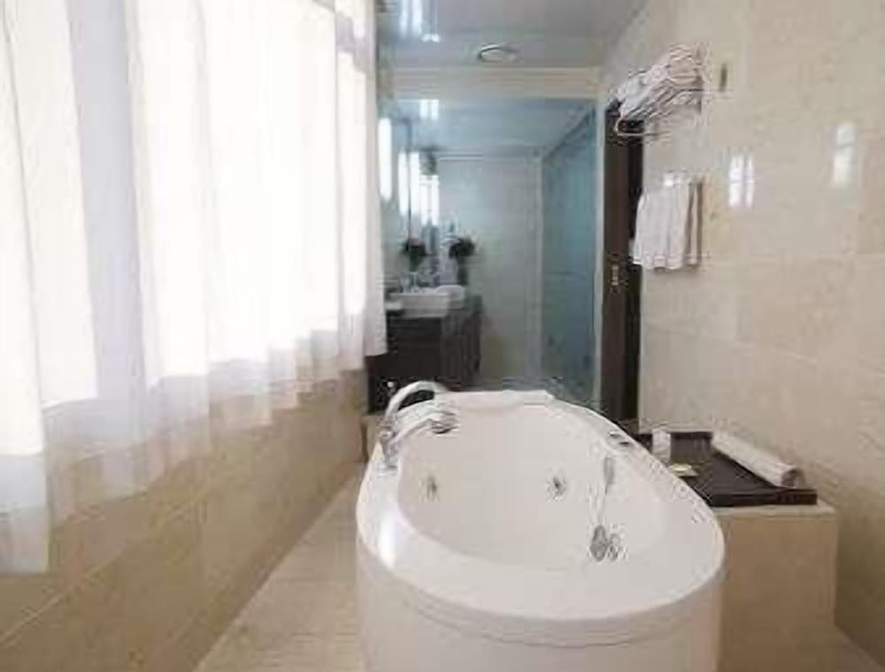 Suite, 1 Queen Bed, Hot Tub photo 2