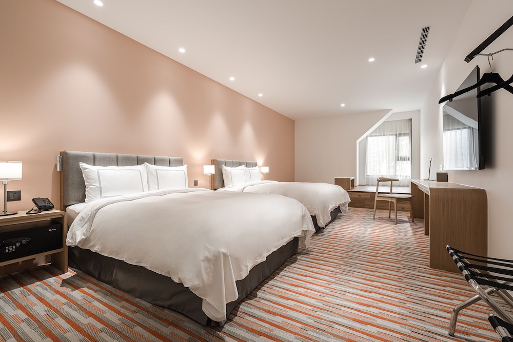 Deluxe Quadruple Room (with window)