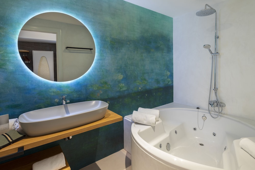 Premium Double Room, Jetted Tub - Photo 4