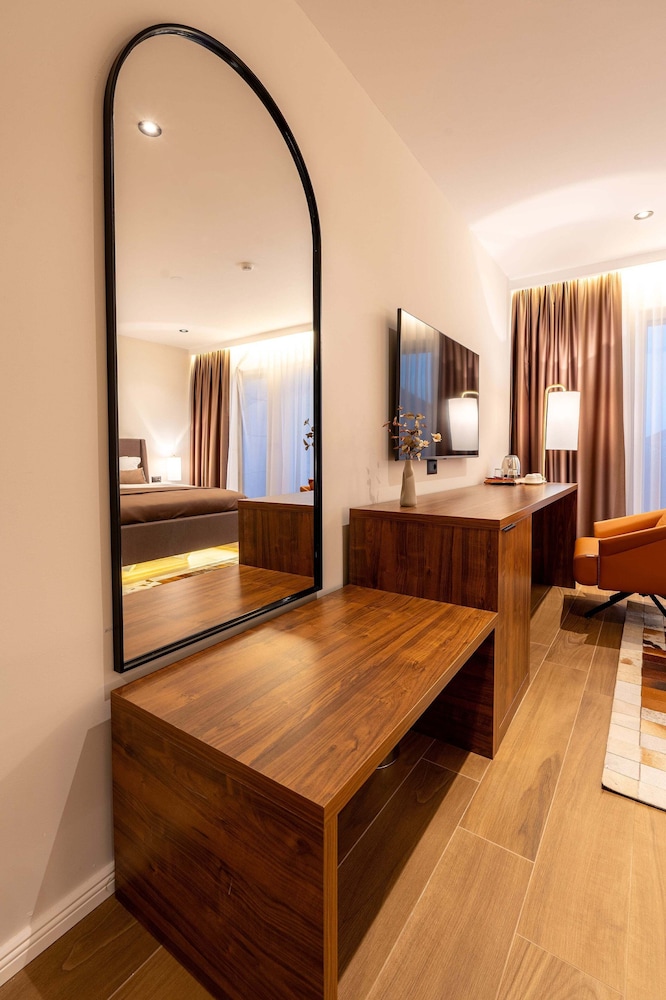 Presidential Double Room, City View photo 3