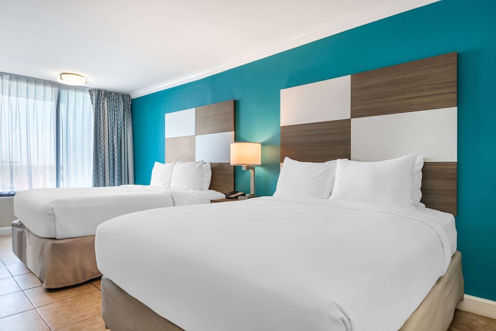 Room, 2 Queen Beds, (Urban View) - Photo 8
