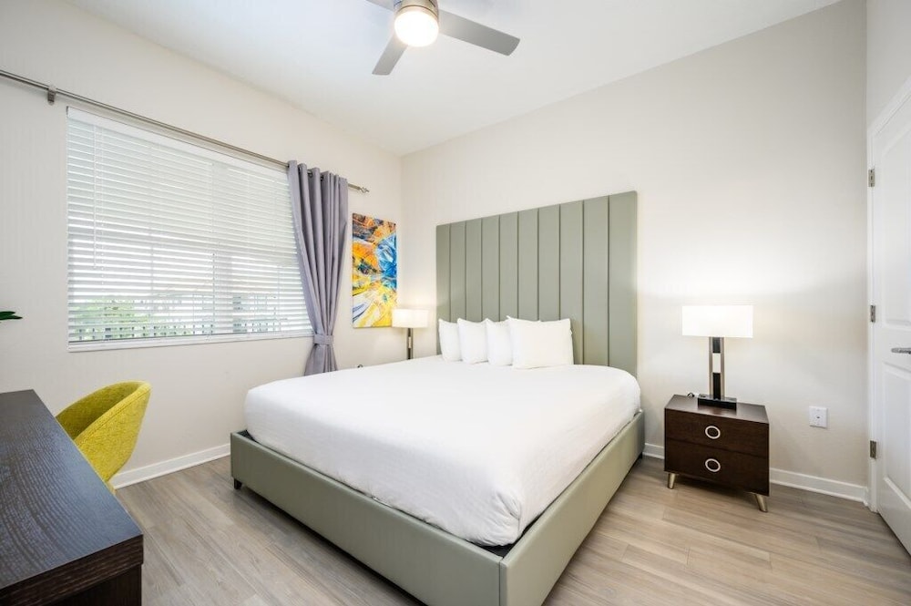 Condo (New Modern Vista Cay Reserve Condo - )