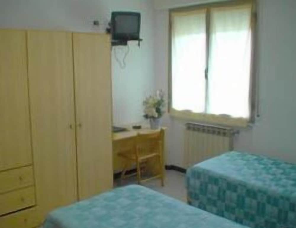 Economy Twin Room, 2 Twin Beds photo 1