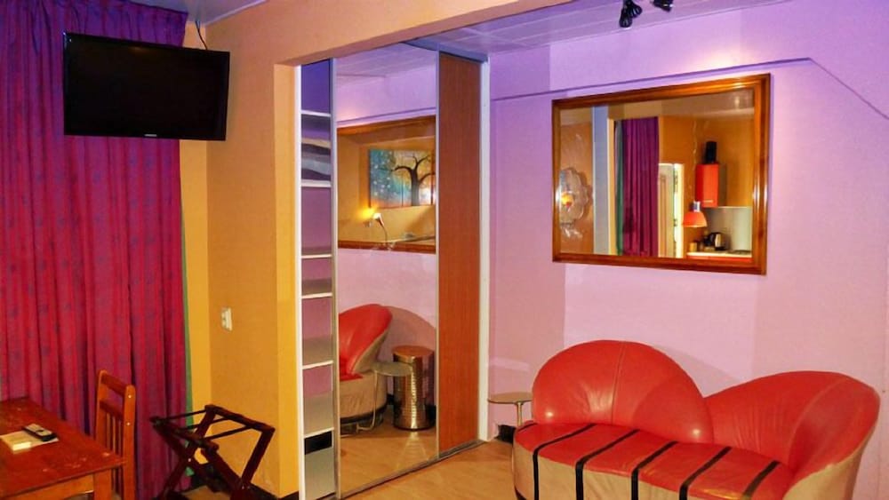 Comfort Studio, 1 Queen Bed photo 2