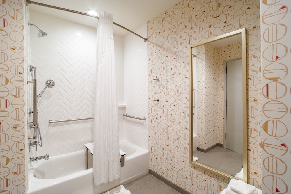 Standard Room, 2 Double Beds, Accessible Bathtub (Mobility) - Photo 4
