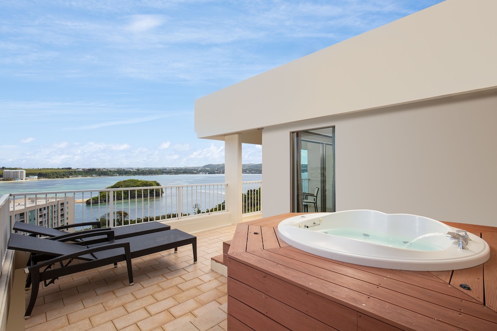 Bayview Corner Suite (Club Lounge Access) - Photo 10