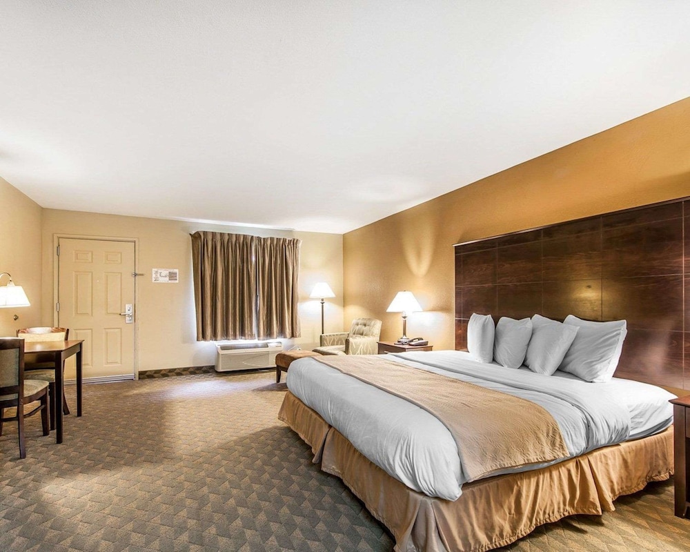 Room, 1 King Bed, Non Smoking - Photo 4