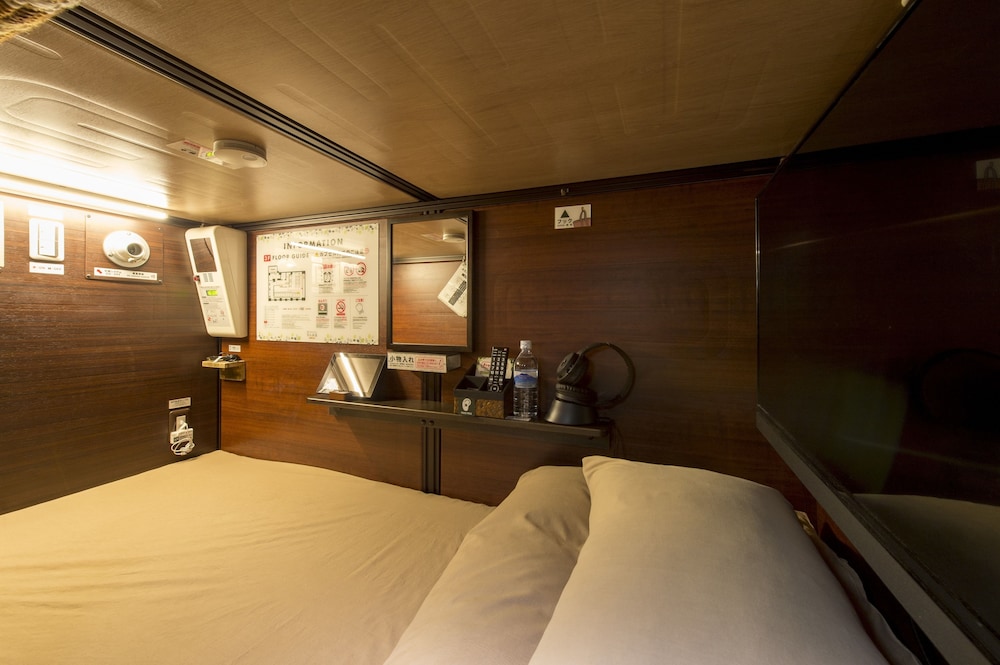 Upper Bunk in Female Capsule Room, Non Smoking thumbnail 5