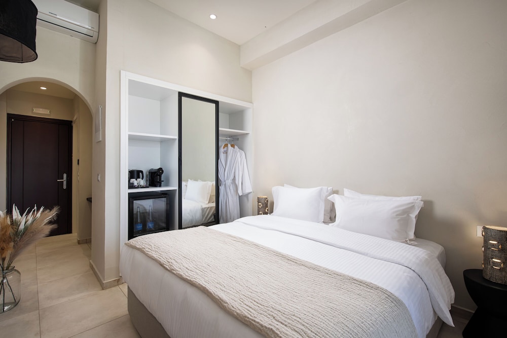Comfort Room, Pool View - Photo 9