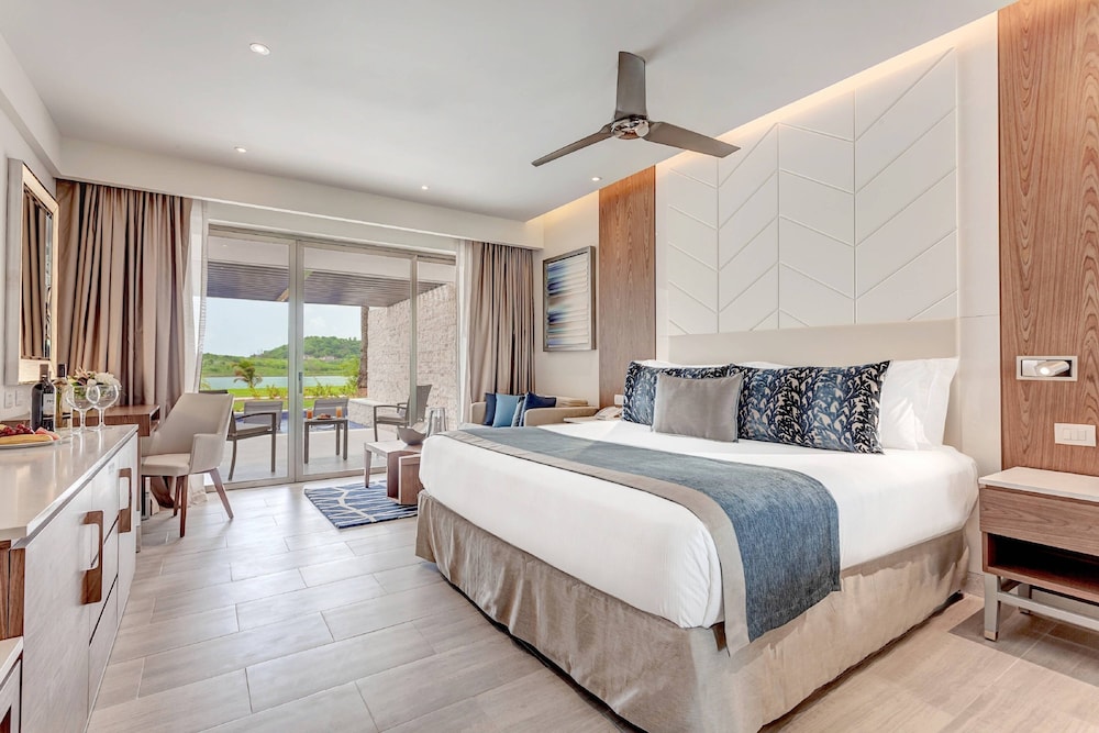 Luxury Junior Suite Swim Out Diamond Club