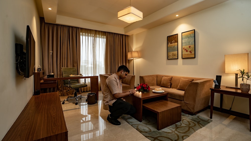 King Guest Room City View thumbnail 6