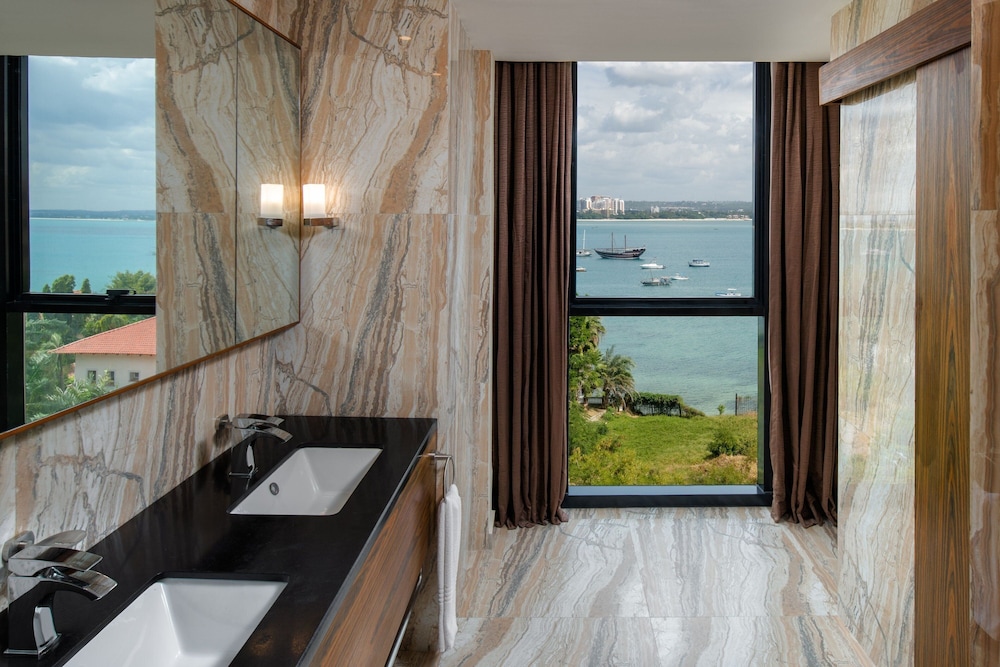 Premier Apartment, 1 King Bed, Ocean View - Photo 10