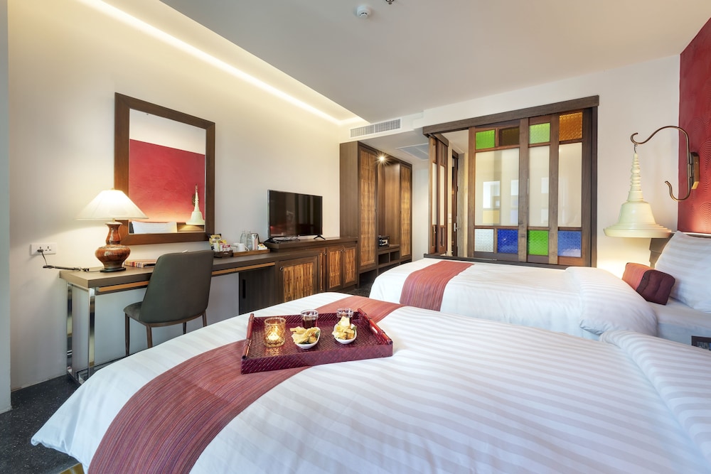 Deluxe Room, 2 Twin Beds, Pool View - Photo 1