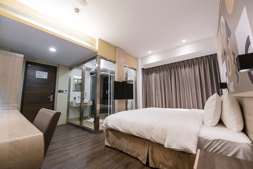 Deluxe Double Room, 1 King Bed, City View photo 2