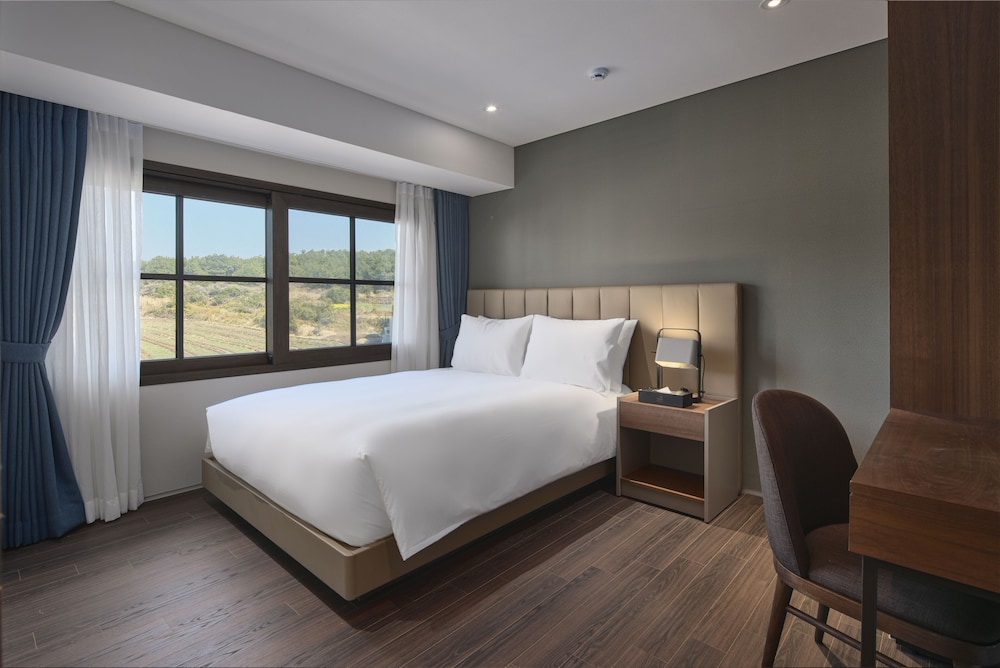[Brunchy Package] Royal Suite B Type + Brunch For 2 + Park Ticket For 2 Per Stay - Photo 5