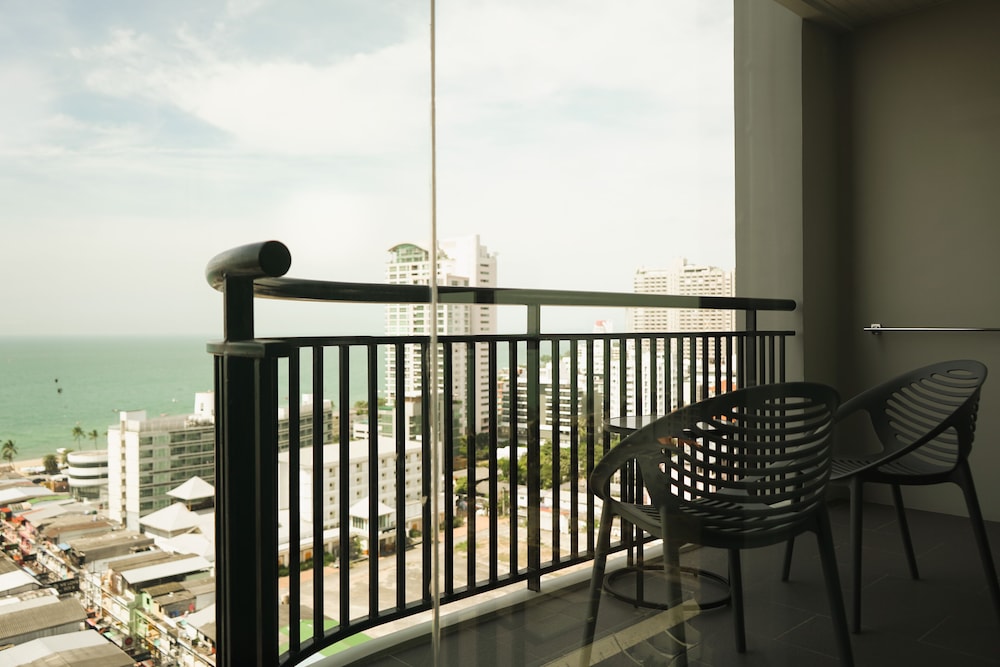 Premier Room (DEE Tower) - Photo 7