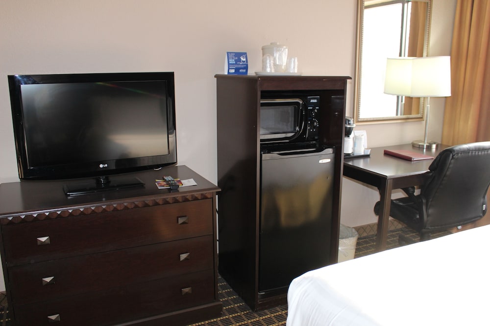 Standard Room, 2 Queen Beds - Photo 5