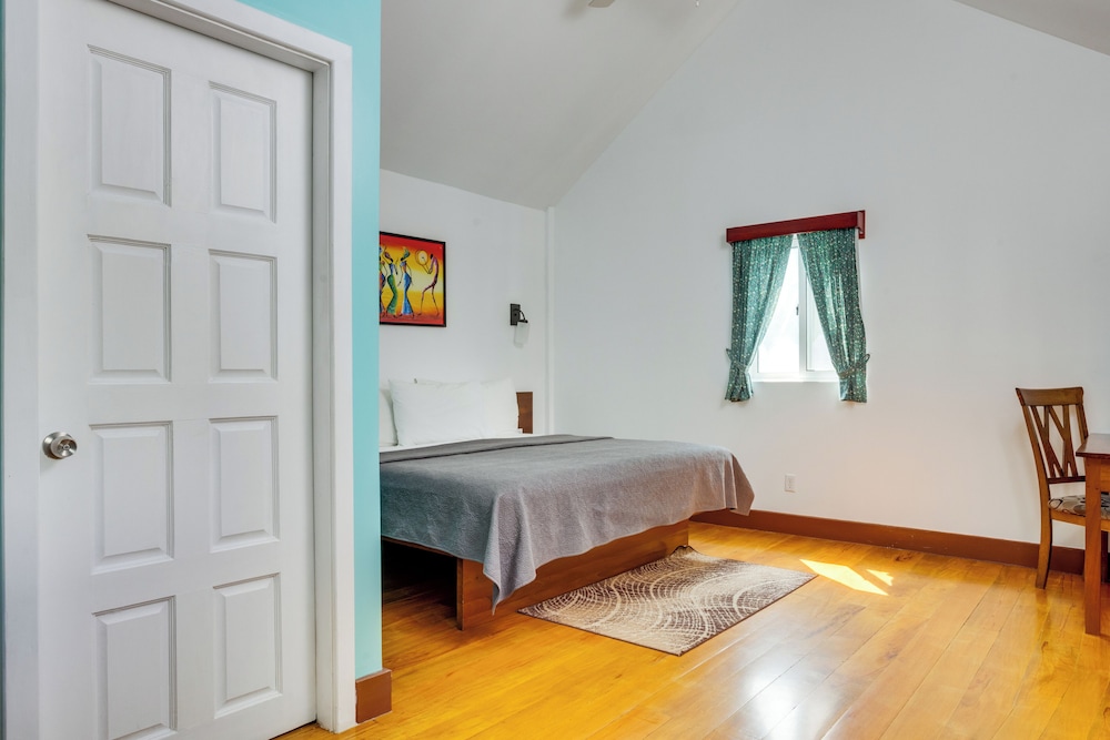 Deluxe Cottage, 1 King Bed, Non Smoking photo 3