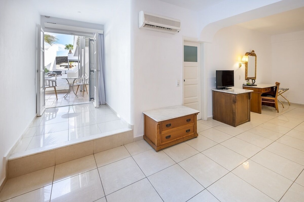 Room with sharing pool - Photo 5