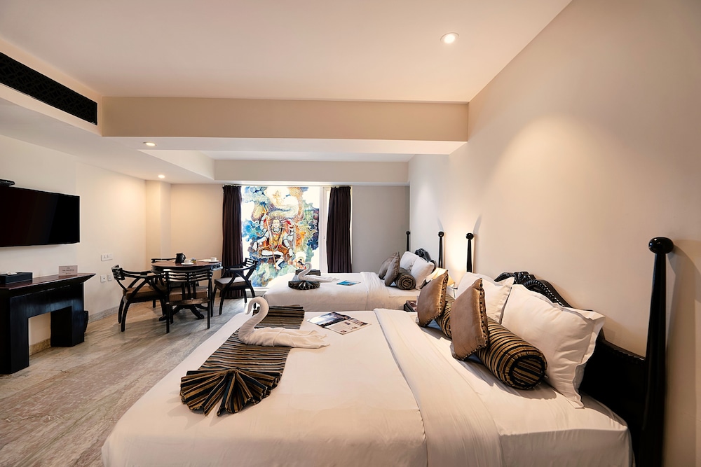 Executive Suite, 2 Queen Beds, Bathtub - Photo 4