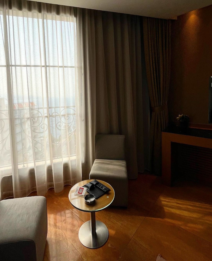 Luxury Room, 1 King Bed, Partial Sea View photo 3