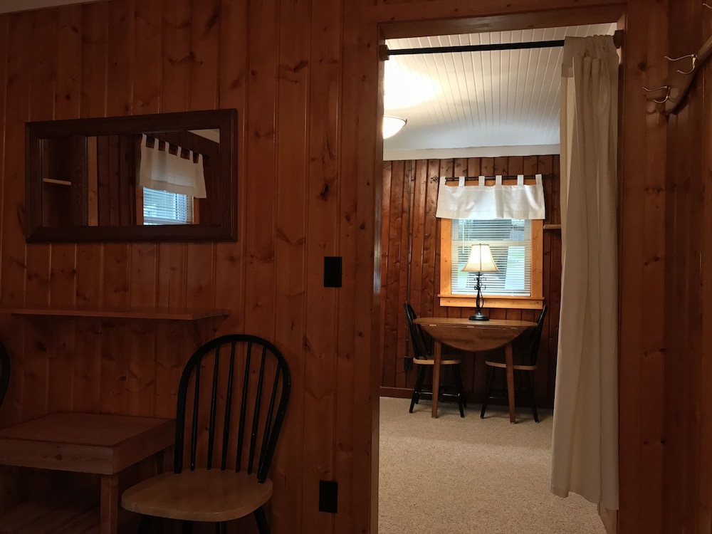 Deluxe Cabin, 1 Double Bed and 1 Queen Bed, Microwave and Refrigerator (Cabin 8) photo 3