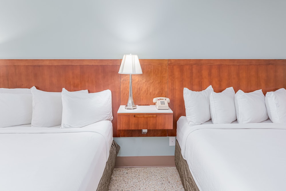 Two Queen Bed, Two Room, Beachfront photo 3