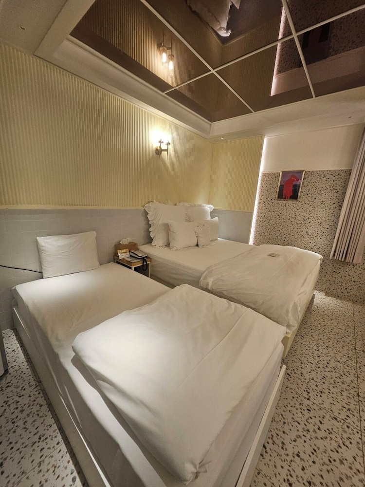 Premium Suite Twin - Photo 8