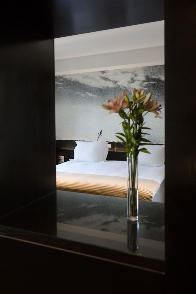 Suite, Bathtub with Square view - Photo 7