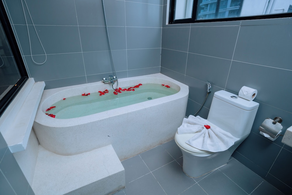 Junior Suite, 1 Bedroom, Bathtub, City View photo 3