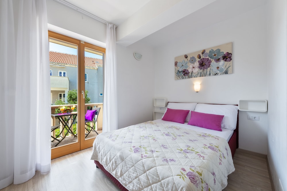 Basic Studio, 1 Queen Bed, Balcony, Sea View