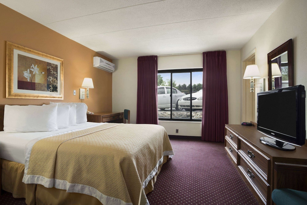 Suite, 1 Queen Bed, Non Smoking photo 1