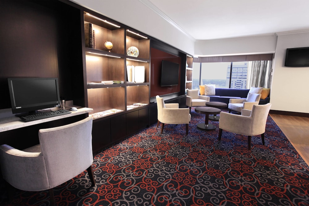 Signature Room, 1 King Bed, City View (Signature Club) thumbnail 6