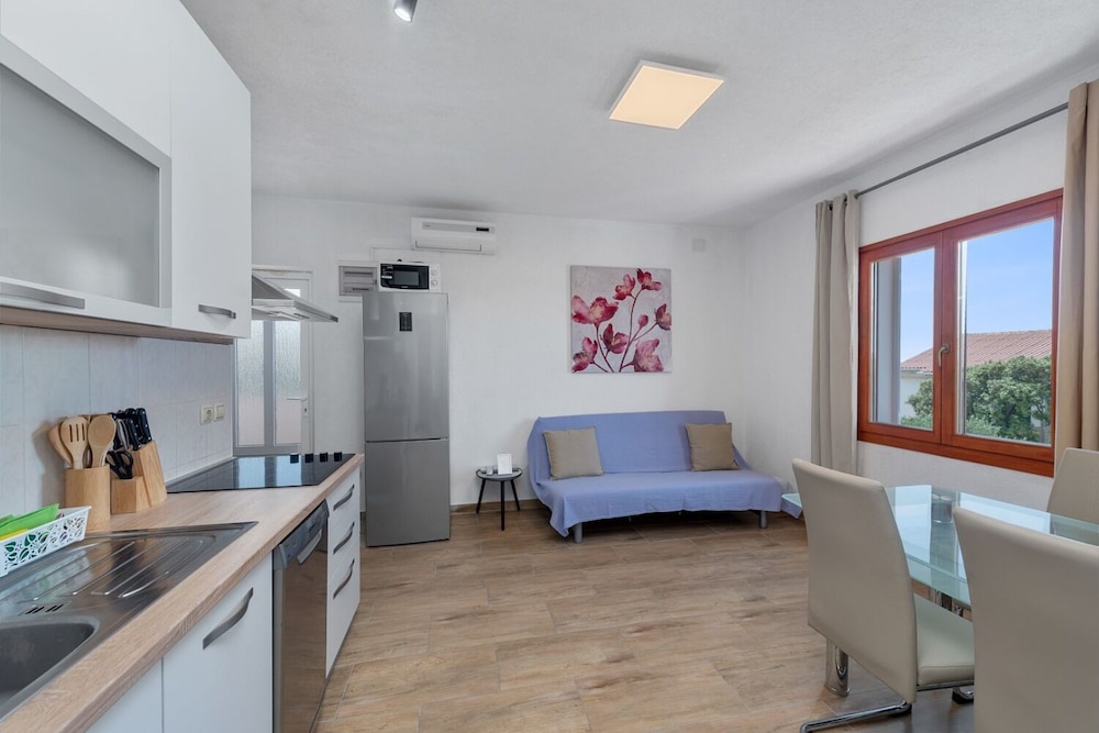 Apartment (Uga2 - 70m from the beach - A3-kat(2+) photo 1
