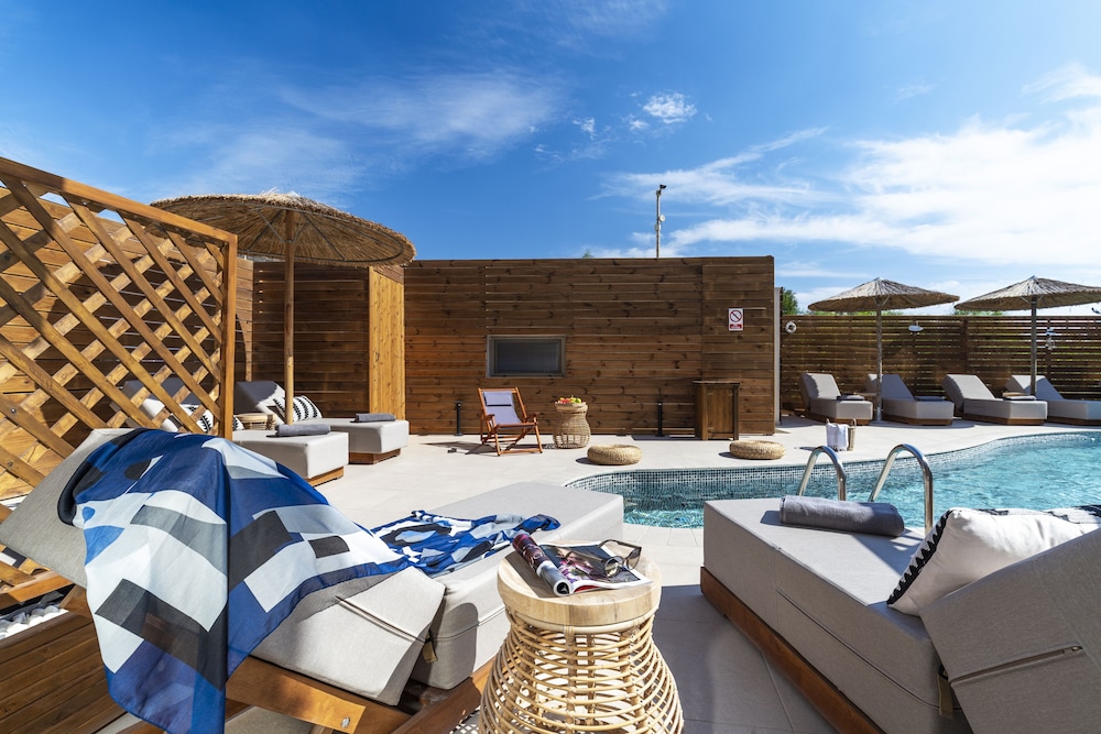 Deluxe Double Room, Pool View photo 2
