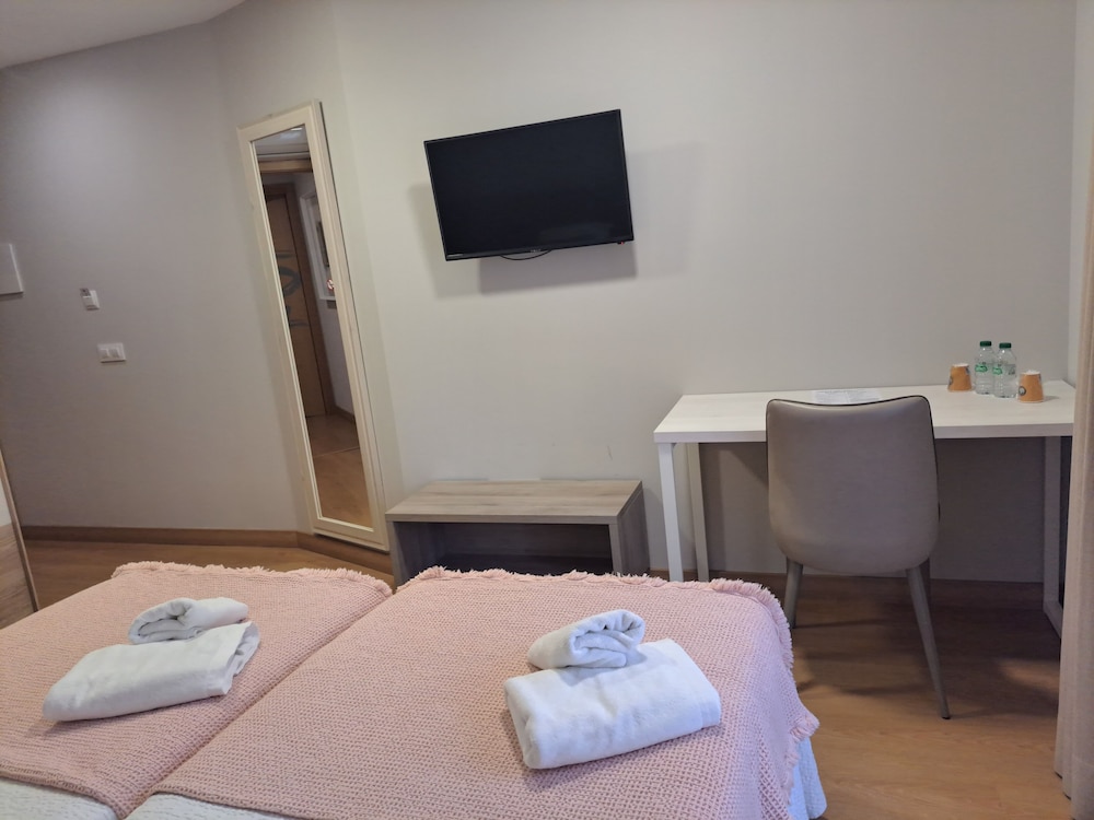 Economy Twin Room, Private Bathroom - Photo 7